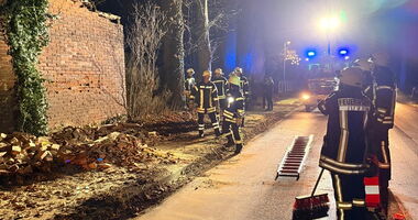 T1: Gebäudeteile auf Fahrbahn in Beppen
